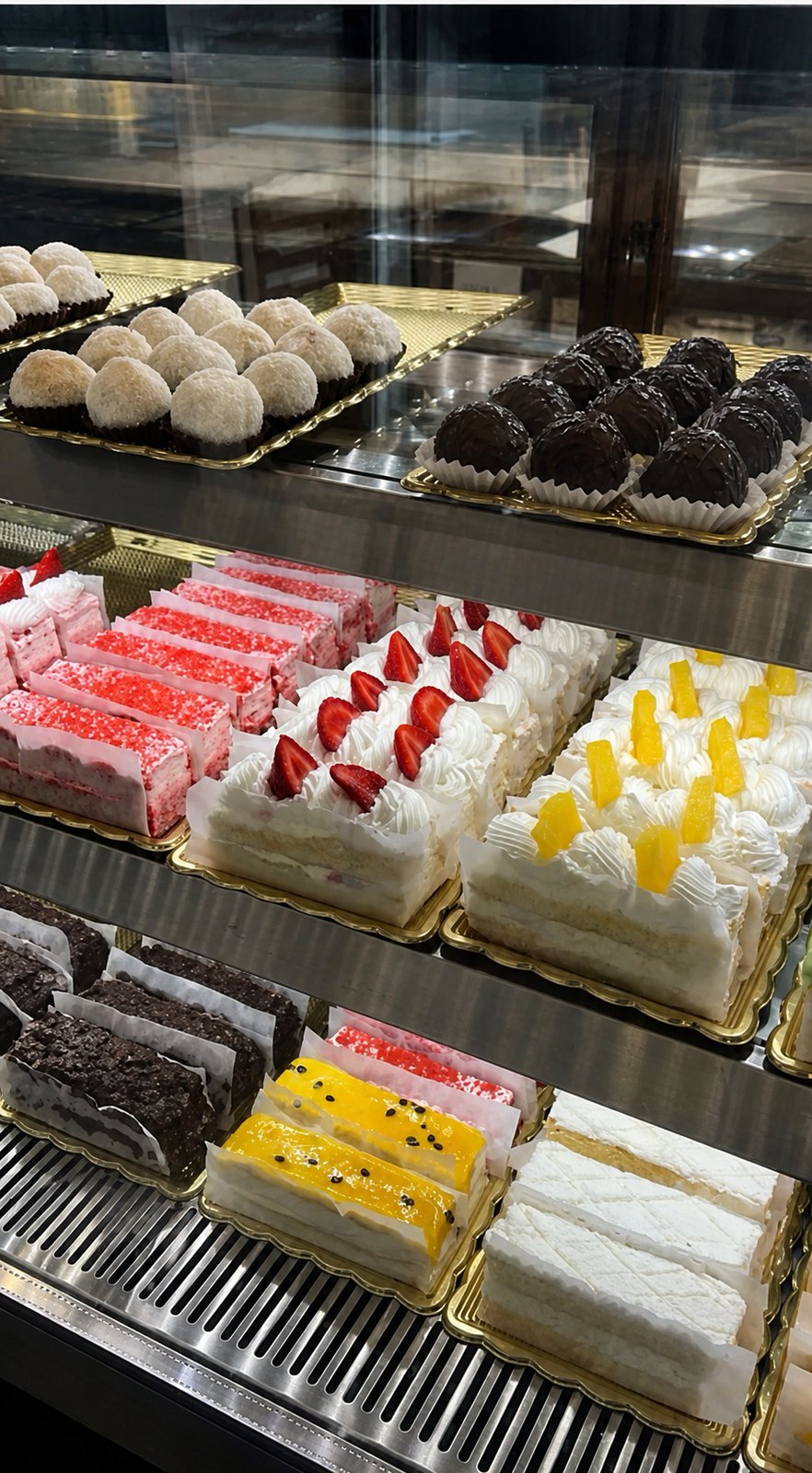 Montra de bolos e doces frescos na Pastelaria 3 Meninos
